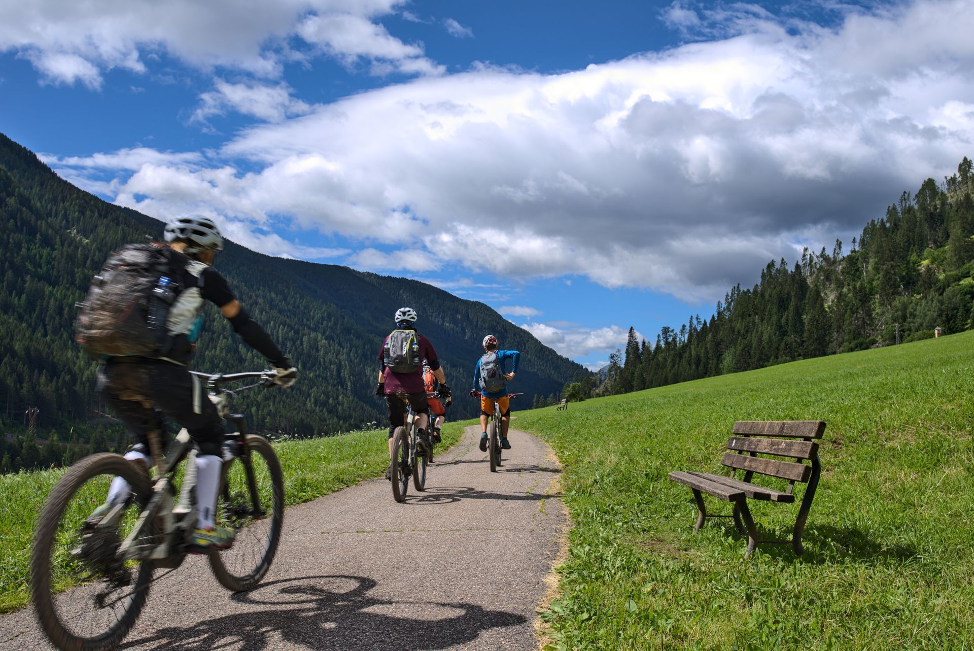 Ciclisti sulle strade di Moena, località di montagna nelle Dolomiti del Trentino Alto Adige, tra la val di Fiemme e la val di Fassa