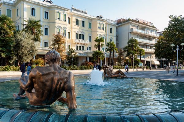 Abano Montegrotto, Padova. Piscina con sculture bronzee davanti all'hotel Terme