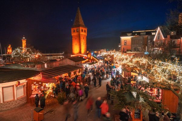 romantisches, softes Licht im Lindauer Hafen zur Hafenweihnacht; Menschen vor romantischer Kullisse, D, Bodensee, Bayern, Lindau, Hafen, Christkindlsmarkt