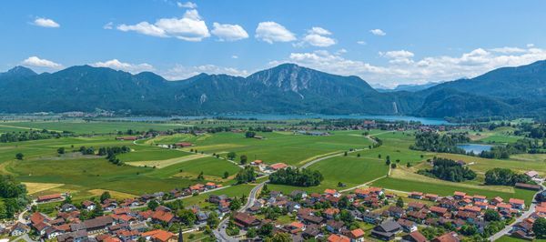 Panoramablick über Großweil am oberbayerischen Alpenrand zum Kochelsee