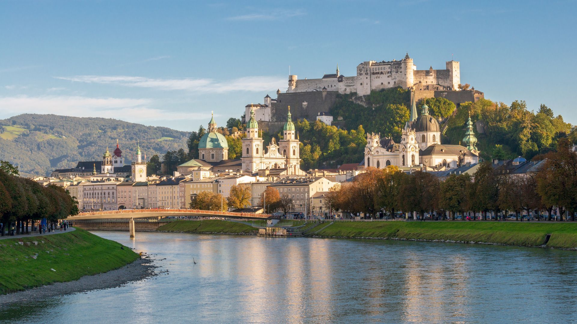 Panorama von Salzburg zur blauen Stunde im Herbst, Österreich