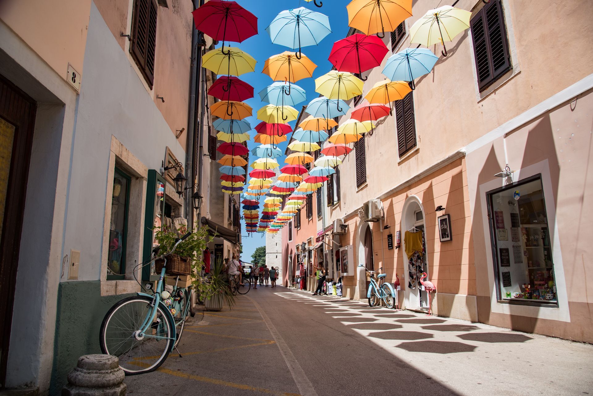 Gasse mit bunten Schirmen in Novigrad / Kroatien